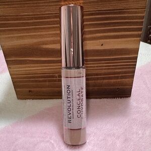 Revolution Conceal & Hydrate Radiance Concealer in Light/Medium Pink-Tone
